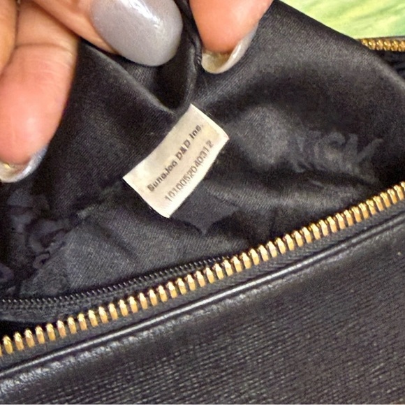 MCM München Barrel Shoulder Bag - Black Textured Leather Gold Zipper authentic - Picture 3 of 15